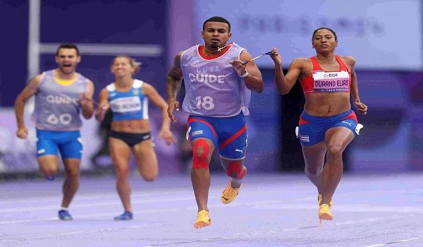 Omara Durand dari Cuba bersama pemandunya Yuniol Kindelan Vargasfourth beraksi dalam acara 100m T12/ Foto World Para Athletics