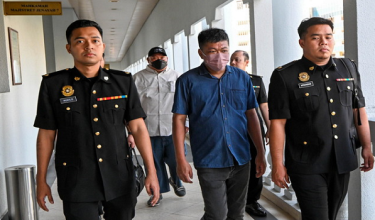 Seorang penarik kereta, Wong Liang Fong, 40 (tengah), antara lima individu termasuk seorang wanita yang didenda berjumlah RM71,000 oleh tiga Mahkamah Sesyen di sini hari ini selepas mengaku bersalah menggunakan dokumen palsu untuk pendaftaran kelahiran lima bayi antara 2022 hingga 2023 / BERNAMA