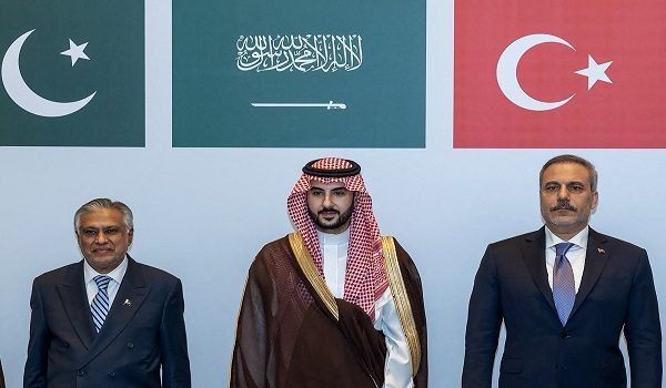 Timbalan Perdana Menteri Pakistan, Ishaq Dar (kiri) Menteri Pertahanan Arab Saudi, Putera Khalid bin Salman Al Saud (tengah) dan Menteri Luar Turkiye, Hakan Fidan (kanan) / Foto AFP