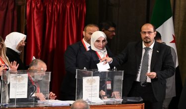 Seorang anggota jawatankuasa tempatan Syria mengundi dalam proses pemilihan negara itu bagi menamakan parlimen peralihan/ AFP