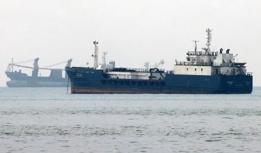 Kapal dagang di Selat Hormuz / Foto AFP
