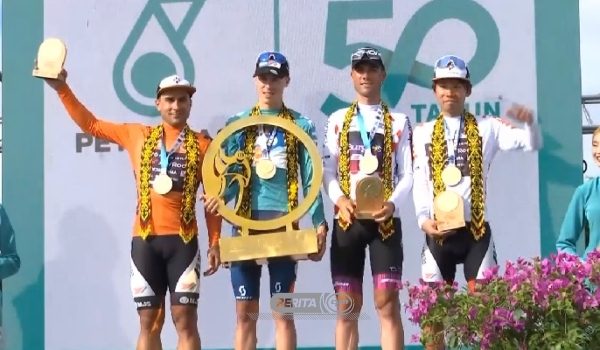 Pelumba Pasukan Team DSM–Firmenich PostNL, David Max Poole (dua, kiri) memenangi jersi Pendahulu Keseluruhan, manakala pelumba Tudor Pro Cycling, Arvid De Kleijn (kiri) memenangi jersi Raja Pecut