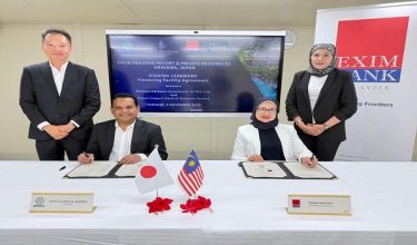 Perjanjian pembiayaan ditandatangani oleh Ketua Pegawai Perniagaan EXIM Bank Malaysia Faizah Mustapa (kanan duduk) dan Ketua Pegawai Eksekutif Kumpulan Berjaya Land Berhad Syed Ali Shahul Hameed (kiri duduk) bagi pihak Berjaya Okinawa Investment (S) Pte Ltd/FB EXIM BANK
