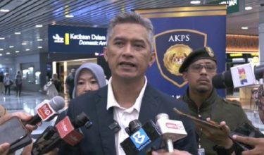 Ketua Pengarah Agensi Kawalan dan Perlindungan Sempadan Malaysia (AKPS) Datuk Seri Mohd Shuhaily Mohd Zain dalam sidang media di Lapangan Terbang Antarabangsa Kuala Lumpur (KLIA) di ibu negara/RTM