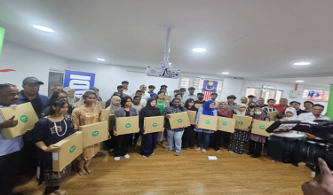 Seramai 100 pelajar daripada keluarga B40 sekitar Petaling Jaya dan Damansara menerima manfaat  Program Sumbangan Laptop