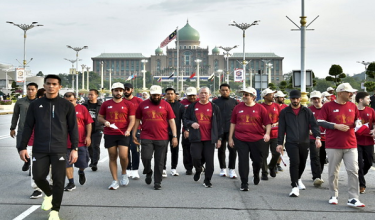Datuk Seri Fadillah Yusof (tengah) turut menyertai Anti-Corruption Fun Run sejauh 5.8 kilometer yang bermula di pekarangan Dataran Putra hari ini / BERNAMA