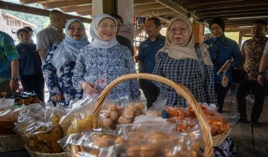 Datuk Seri Nancy melakukan sesi lawatan di sekitar tapak kawasan Program Nyamai Sarawak Gastronomy Festival 2025 di Kampung Budaya Sarawak, Santubong