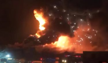 tiga buah gudang penyimpanan barang terpakai – terdiri daripada logam tembaga, wayar, dan bateri – terbakar