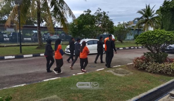 Seorang pengurus syarikat dan dua penjawat awam kerana disyaki mengemukakan tuntutan palsu bagi membekal makanan tahanan di salah sebuah jabatan penguatkuasaan Labuan