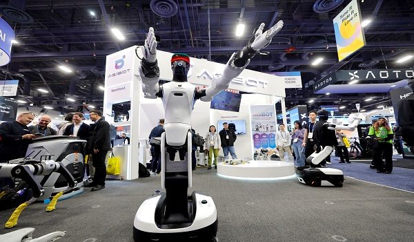 Robot AgiBot menari mengikut irama muzik semasa pada Pameran Elektronik Pengguna (CES) di Las Vegas/ REUTERS