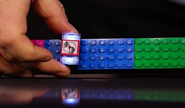 LEGO Smart Brick dipamerkan semasa sidang media LEGO sebelum Pameran Elektronik Pengguna (CES) 2026 di Las Vegas/ AFP