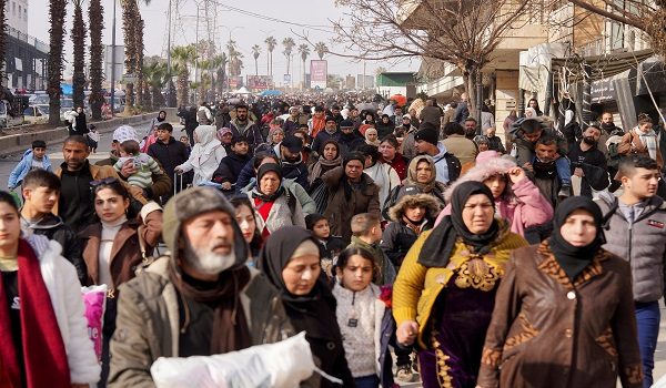 Sekumpulan penduduk awam membawa beg dan barangan peribadi ketika melarikan diri susulan pertempuran baharu antara tentera Syria dan Angkatan Demokratik Syria (SDF)/ REUTERS