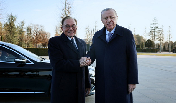 Perdana Menteri, Datuk Seri Anwar Ibrahim (kiri) bersama Presiden Turkiye, Reccep Tayyip Erdogan (kanan) pada sambutan rasmi sempena lawatan ke Turkiye/BERNAMA