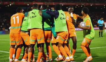 Pemain Ivory Coast meraikan penyerang Bazoumana Toure, yang menjaringkan gol ketiga pasukan semasa perlawanan menentang Burkina Faso di Stadium Grand di Marrakesh pada 6 Januari 2026/foto AFP