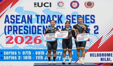 Pemenang pingat Emas dari Malaysia, Nurul Izzah Izzati Mohd Asri (tengah) bergambar di atas podium bersama pemenang pingat Perak Nur Alyssa Mohd Farid (kiri) dan pingat Gangsa Anis Amira Rosidi (kanan) pada perlumbaan Siri Trek ASEAN Piala Presiden 1 di Velodrom Nasional Nilai, hari ini/ Foto BERNAMA