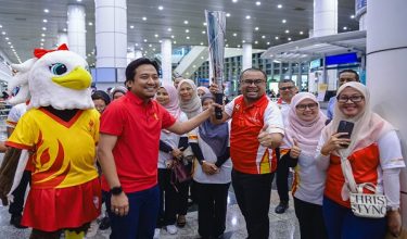 Exco Belia, Sukan dan Keusahawanan Negeri Selangor Mohd Najwan Halimi (dua,kiri) membawa pulang Obor Sukan Malaysia (SUKMA) ketika tiba di Lapangan Terbang Antarabangsa Kuala Lumpur (KLIA) Terminal 1, hari ini sempena Simbolik Ketibaan Obor Sukan Malaysia 2026 dari Sarawak/ Foto BERNAMA