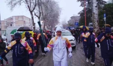 Larian Obor Olimpik diteruskan ke bandar Bologna di utara Itali,   walaupun berdepan cuaca sejuk dan keadaan bersalji/foto REUTERS