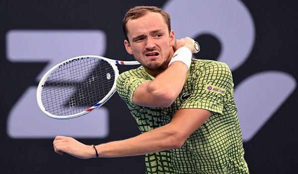 Pemain tenis Rusia, Daniil Medvedev, melakukan hantaran balas semasa perlawanan perseorangan lelaki menentang Frances Tiafoe dari Amerika Syarikat pada kejohanan Brisbane International/ Foto AFP