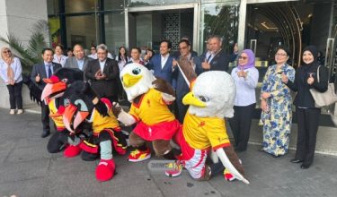 Exco Belia, Sukan dan Keusahawanan Negeri Selangor, Mohd Najwan Halimi melakukan kunjungan di Pejabat Menteri Belia, Sukan dan Pembangunan Usahawan Sarawak Datuk Seri Abdul Karim Rahman Hamzah di Kuching