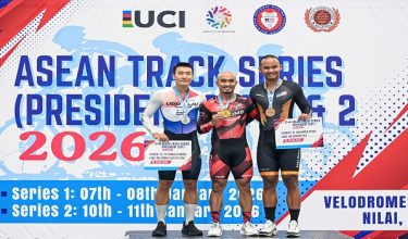 Pemenang pingat Emas dari Malaysia, Datuk Mohd Azizulhasni Awang (tengah) bergambar di atas podium bersama pemenang pingat Perak Geunwoo Kim (kiri) dan pingat Gangsa Muhammad Ridwan Sahrom (kanan) bagi acara Sprint Elit Lelaki pada perlumbaan Siri Trek ASEAN Piala Presiden 1 di Velodrom Nasional Nilai, hari ini/ Foto BERNAMA

--fotoBERNAMA (2026) HAK CIPTA TERPELIHARA