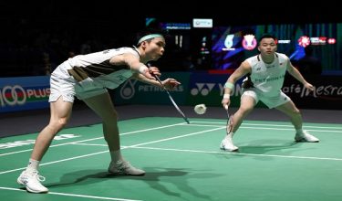 Pemain beregu lelaki negara Aaron Chia dan Soh Wooi Yik menentang beregu lelaki USA Chen Zhi Yi dan Presley Smith pada kejohanan Badminton Terbuka Malaysia Petronas 2026 di Stadium Axiata Arena di sini, hari ini / Foto BERNAMA
