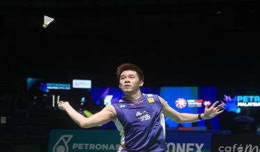 Pilihan kedua kejohanan dari Thailand Kunlavut Vitidsarn ketika menentang pemain Taiwan Wang Tzu Wei pada kejohanan Badminton Terbuka Malaysia Petronas 2026 di Stadium Axiata Arena di sini, hari ini.

Kunlavut Vitidsarn menewaskan Wang Tzu Wei 21-10 21-13 / Foto BERNAMA