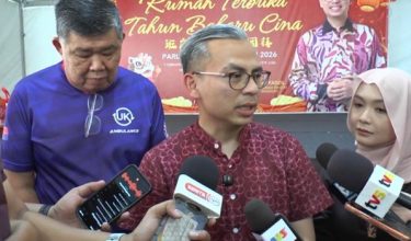 Datuk Fahmi ketika ditemui pada Majlis Rumah Terbuka Tahun Baharu Cina dan Penyerahan Sumbangan di Taman Sri Sentosa.