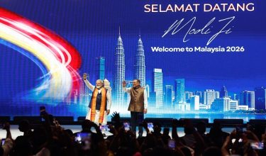 Perdana Menteri Datuk Seri Anwar Ibrahim dan rakan sejawatnya dari India, Narendra Modi, melambai kepada masyarakat India dari atas pentas semasa Program Komuniti India bersempena lawatan rasmi dua hari Narendra Modi ke Malaysia di Mines International Exhibition and Convention Centre (MIECC), hari ini/ BERNAMA