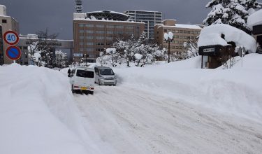 Penduduk melalui jalan yang diselaputi salji di Bandar Aomori pada 3 Februari 2026. Salji lebat yang luar biasa di Jepun dilaporkan menyebabkan 30 kematian dalam dua minggu lalu, termasuk seorang wanita berusia 91 tahun ditemui di bawah timbunan salji setinggi tiga meter di luar kediamannya