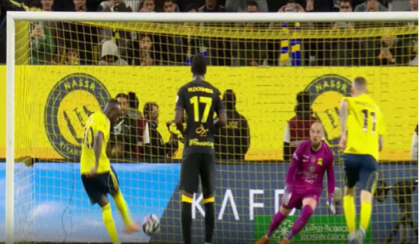 Aksi Sadio mane menjaringkan gol pembukaan ketika menang ke atas Al-Ittihad/REUTERS
