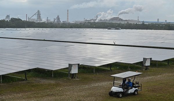 KEMAMAN, 22 Julai -- Loji Janakuasa Tenaga Solar berkapasiti 18.5 Megawatt (MW) milik Eastern Pasific Industrial Corporation Berhad (EPIC) di Teluk Kalong.

Eastern Pacific Industrial Corporation Bhd (EPIC) melalui anak syarikatnya EPIC Solar Sdn Bhd (ESSB) merancang untuk memperluaskan rangkaian perkhidmatan dalam bidang tenaga solar dan teknologi hijau di Malaysia.

Pengerusinya Dr Mamad Puteh berkata perancangan tersebut selari dengan misi syarikat dan menyokong aspirasi Malaysia untuk mencapai penggunaan 40 peratus tenaga boleh diperbaharui menjelang 2035.

--fotoBERNAMA (2024) HAK CIPTA TERPELIHARA
