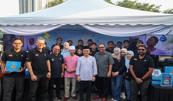 KUALA LUMPUR, 7 Mac - - Menteri Komunikasi Datuk Fahmi Fadzil hadir ke Kempen Internet Selamat 2026 anjuran Suruhanjaya Komunikasi Dan Multimedia Malaysia (SKMM) di Bazar Ramadan Indah Water Konsutium (IWK) Pantai Dalam hari ini.

Hadir sama Ketua Setiausaha Kementrian Komunikasi Datuk Abdul Halim Hamzah.


-- fotoBERNAMA (2026) HAK CIPTA TERPELIHARA