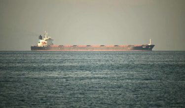 Sebuah kapal kargo kelihatan di perairan luar pesisir bandar Fujairah, di Selat Hormuz. - Foto AFP
