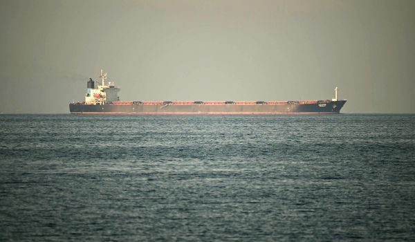 Sebuah kapal kargo kelihatan di perairan luar pesisir bandar Fujairah, di Selat Hormuz. - Foto AFP