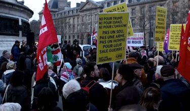 Ratusan penunjuk perasaan berhimpun di Place de la République membantah konflik yang berlaku di rantau Asia Barat/ REUTERS