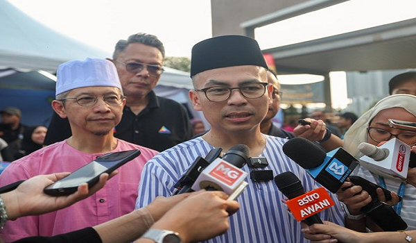 Menteri Komunikasi, Datuk Fahmi Fadzil, bercakap kepada media selepas menyertai Kempen Internet Selamat 2026 anjuran Suruhanjaya Komunikasi dan Multimedia Malaysia (SKMM) di Bazar Ramadan Indah Water Konsortium (IWK) Pantai Dalam/BERNAMA