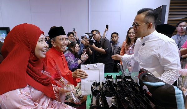 Menteri Pembangunan Usahawan dan Koperasi Steven Sim Chee Keong bersama para peniaga semasa Majlis Pelancaran TikTok Shop Bazar Raya 2026, Khamis lepas. / FOTO BERNAMA
