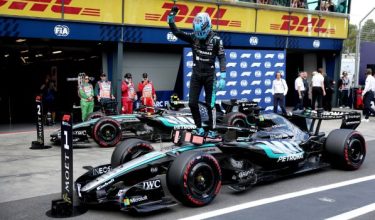 George Russell meraikan kejayaan selepas sesi kelayakan Grand Prix Formula Satu Australia di Litar Albert Park, Melbourne. - Foto AFP