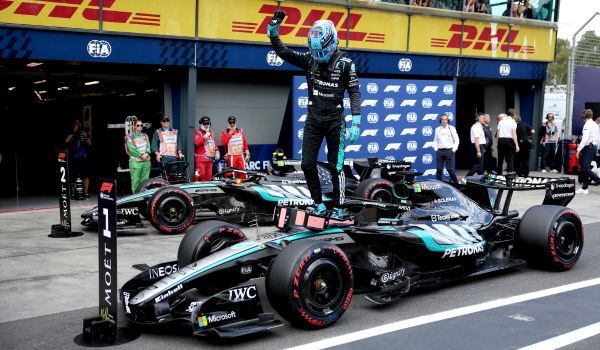 George Russell meraikan kejayaan selepas sesi kelayakan Grand Prix Formula Satu Australia di Litar Albert Park, Melbourne. - Foto AFP