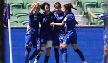 Su Yu-hsuan dari Taiwan (dua dari kiri) meraikan jaringan bersama rakan sepasukan selepas menjaringkan gol ketika perlawanan bola sepak Piala Asia Wanita AFC Australia 2026 antara Vietnam dan Taiwan di Perth. - Foto AFP