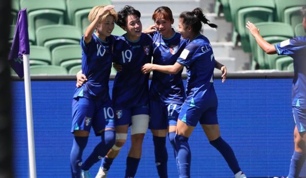 Su Yu-hsuan dari Taiwan (dua dari kiri) meraikan jaringan bersama rakan sepasukan selepas menjaringkan gol ketika perlawanan bola sepak Piala Asia Wanita AFC Australia 2026 antara Vietnam dan Taiwan di Perth. - Foto AFP