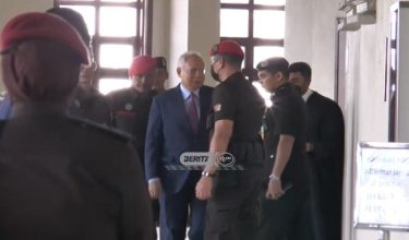 Datuk Seri Najib diiring rapat sebaik tiba di mahkamah