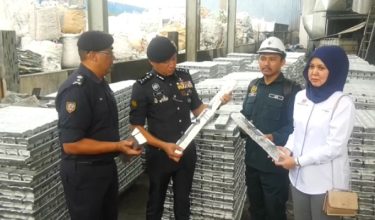 Timbalan JKDNKA, Pasukan Gerakan Am, Bukit Aman Datuk Mohamad Suzrin Mohamad Rodhi meninjau premis serbuan Op Hazard 3.0.