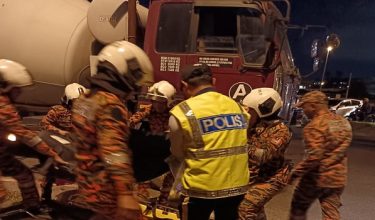 Penunggang motosikal maut dirempuh lori simen.