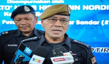 GOPENG, 17 Mac -- Ketua Polis Perak Datuk Noor Hisham Nordin bercakap kepada media selepas menyempurnakan Majlis Pelancaran Op Selamat 26 sempena Hari Raya Aidilfitri Peringkat Negeri Perak di Pusat Transformasi Luar Bandar (RTC) hari ini.


--fotoBERNAMA (2026) HAK CIPTA TERPELIHARA