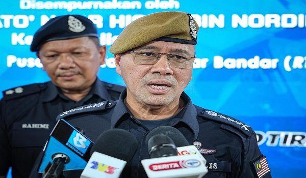 GOPENG, 17 Mac -- Ketua Polis Perak Datuk Noor Hisham Nordin bercakap kepada media selepas menyempurnakan Majlis Pelancaran Op Selamat 26 sempena Hari Raya Aidilfitri Peringkat Negeri Perak di Pusat Transformasi Luar Bandar (RTC) hari ini.


--fotoBERNAMA (2026) HAK CIPTA TERPELIHARA