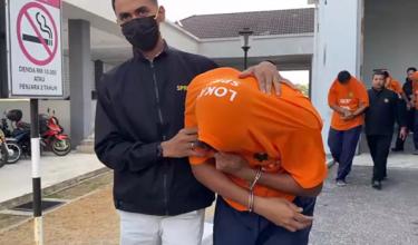 Empat anggota polis direman