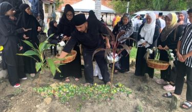 Khairi Nik Hussain menabur bunga di pusara ibunya, Allahyarham Datin Noor Azizah Azizul Hassan yang dikebumikan di Tanah Perkuburan Islam Masjid Paloh sekitar pukul 2.50 petang tadi/Foto BERNAMA
