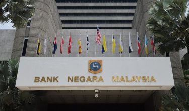 KUALA LUMPUR, 31 Mac -- Bank Negara Malaysia (BNM) akan membayar dividen sebanyak RM5 bilion kepada kerajaan bagi 2025.

Jumlah aset pada 31 Dis, 2025 berada pada RM602.22 bilion berbanding RM621.54 bilion pada tahun sebelumnya, yang sebahagian besarnya mencerminkan kesan penukaran mata wang susulan pengukuhan ringgit.

Rizab antarabangsa terus menyumbang sebahagian besar kepada aset BNM, sebanyak RM509.79 bilion (2024: RM520.13 bilion).

“Liabiliti BNM terdiri terutama daripada mata wang dalam edaran (2025: RM177.75 bilion; 2024: RM170.72 bilion) dan deposit oleh institusi kewangan (2025: RM118.06 bilion; 2024: RM131.92 bilion),” menurut BNM dalam Laporan Tahunan 2025 yang dikeluarkan hari ini.

--fotoBERNAMA (2026) HAK CIPTA TERPELIHARA