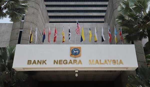 KUALA LUMPUR, 31 Mac -- Bank Negara Malaysia (BNM) akan membayar dividen sebanyak RM5 bilion kepada kerajaan bagi 2025.

Jumlah aset pada 31 Dis, 2025 berada pada RM602.22 bilion berbanding RM621.54 bilion pada tahun sebelumnya, yang sebahagian besarnya mencerminkan kesan penukaran mata wang susulan pengukuhan ringgit.

Rizab antarabangsa terus menyumbang sebahagian besar kepada aset BNM, sebanyak RM509.79 bilion (2024: RM520.13 bilion).

“Liabiliti BNM terdiri terutama daripada mata wang dalam edaran (2025: RM177.75 bilion; 2024: RM170.72 bilion) dan deposit oleh institusi kewangan (2025: RM118.06 bilion; 2024: RM131.92 bilion),” menurut BNM dalam Laporan Tahunan 2025 yang dikeluarkan hari ini.

--fotoBERNAMA (2026) HAK CIPTA TERPELIHARA